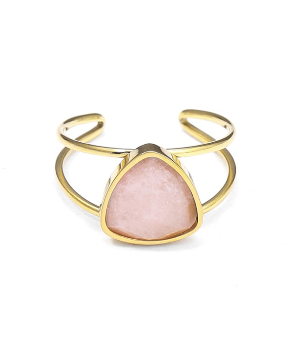 Anillo dorado con piedra triangular