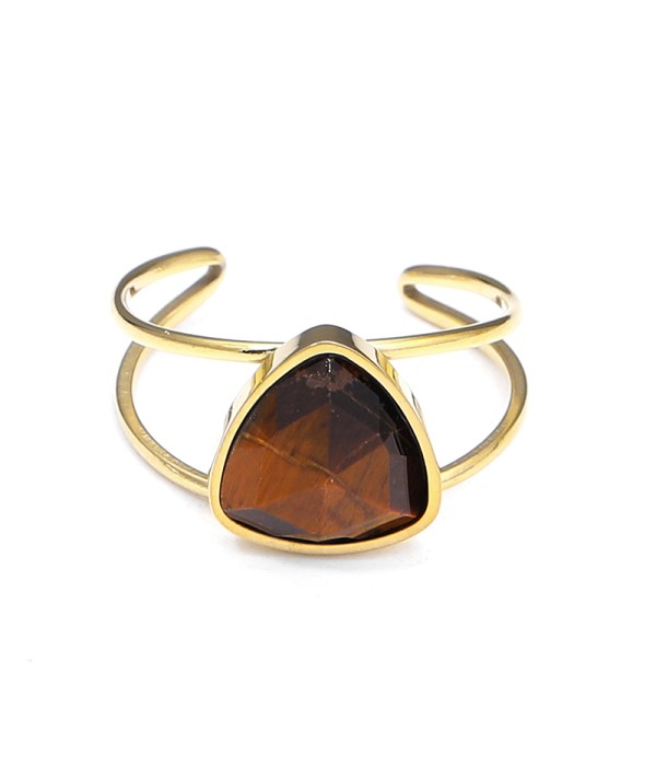 Anillo dorado con piedra triangular