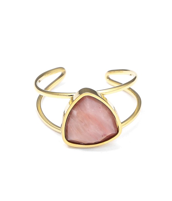 Anillo dorado con piedra triangular