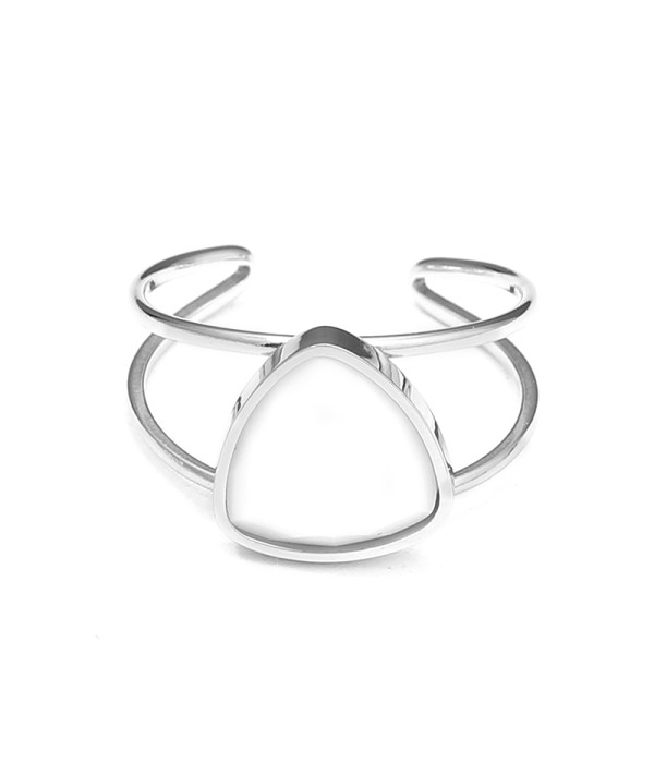 Anillo plateado con piedra triangular