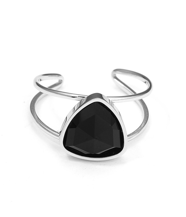 Anillo plateado con piedra triangular 2