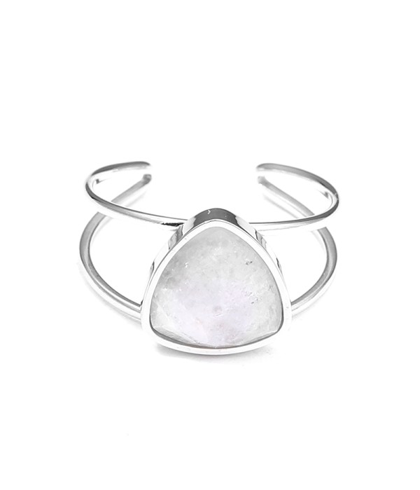 Anillo plateado con piedra triangular