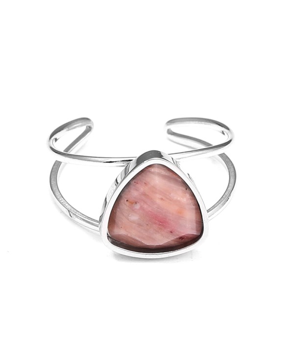 Anillo plateado con piedra triangular