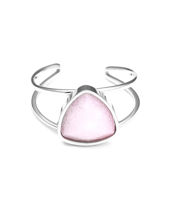 Anillo plateado con piedra triangular