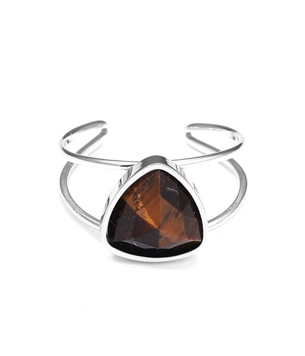 Anillo plateado con piedra triangular