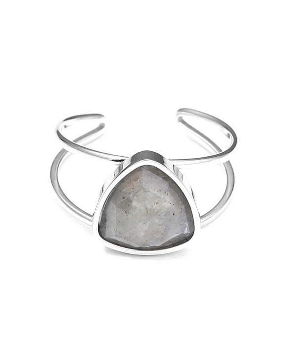 Anillo plateado con piedra triangular