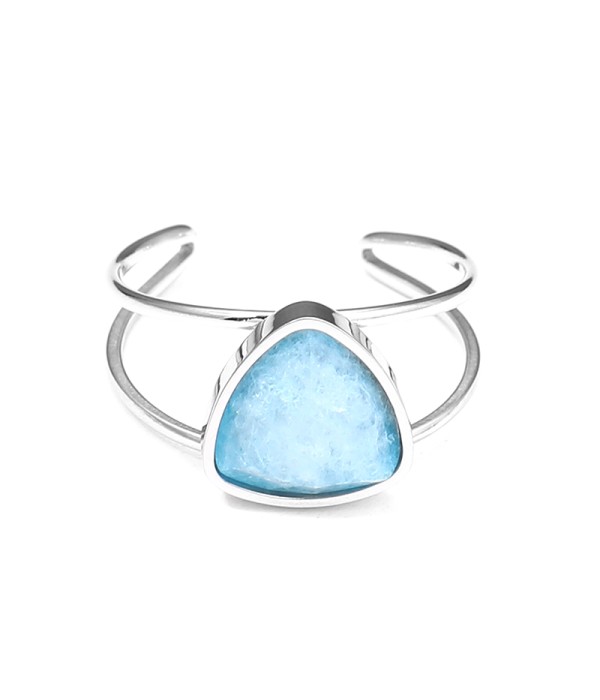 Anillo plateado con piedra triangular