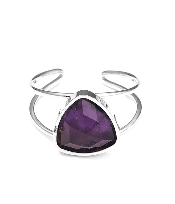 Anillo plateado con piedra triangular