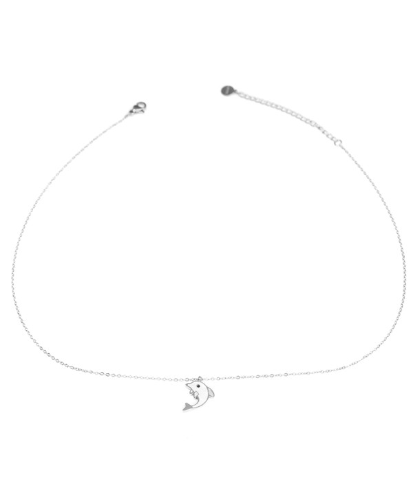 Collar plateado con colgante de pez minimalista