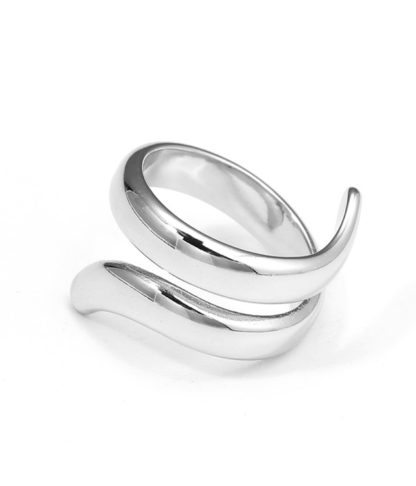 Anillo plateado de diseño curvo moderno