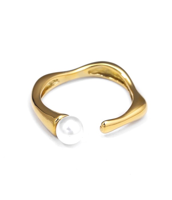 Anillo dorado con perla y diseño orgánico