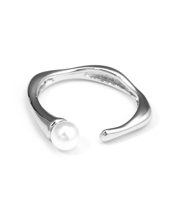 Anillo plateado con perla y diseño orgánico