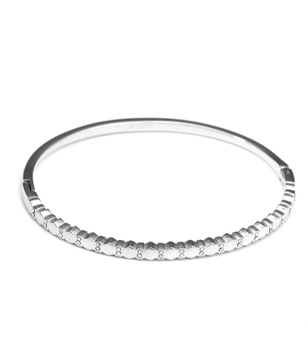 Pulsera rígida plateado con textura geométrica y circonitas