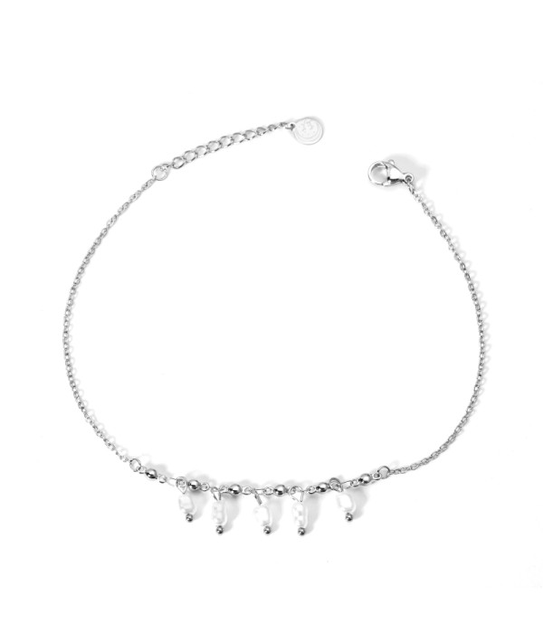 Tobillera plateada con perlas y detalles colgantes