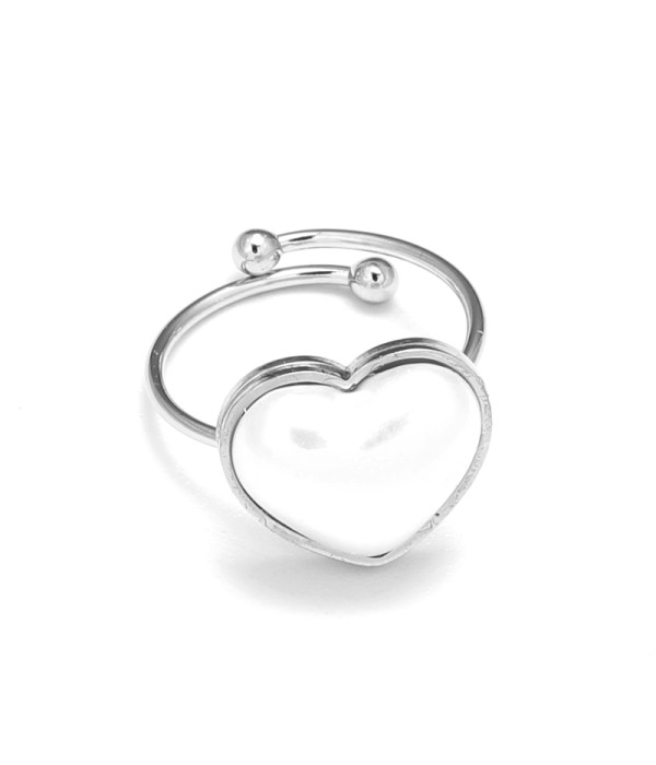 Anillo plateado con central corazón grande