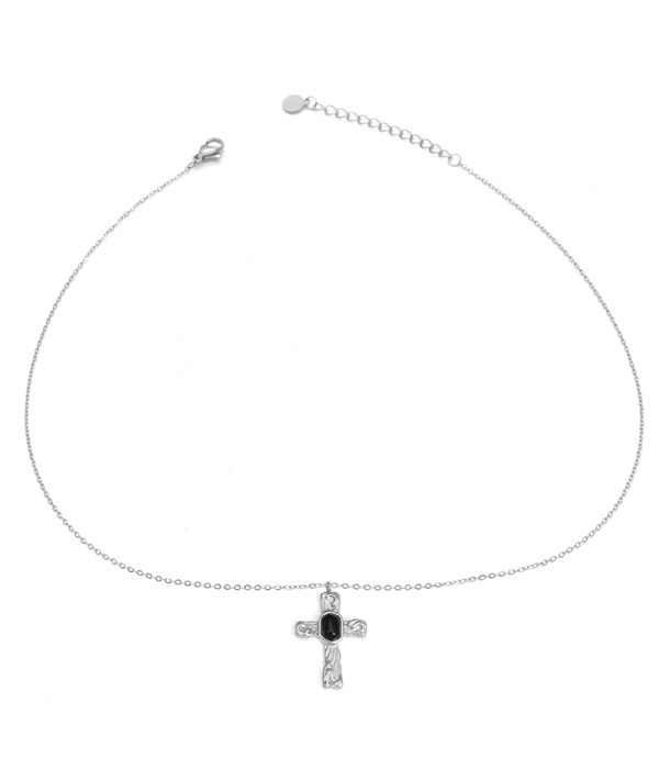 Collar plateado con colgante de cruz con piedra