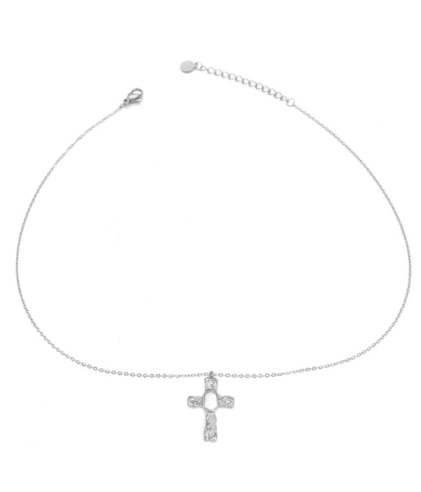 Collar plateado con colgante de cruz con piedra