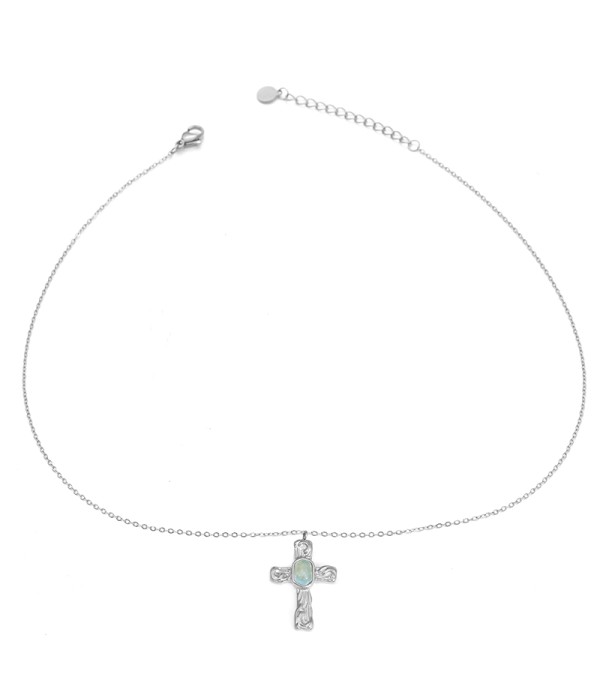 Collar plateado con colgante de cruz con piedra