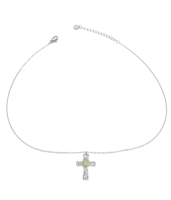 Collar plateado con colgante de cruz con piedra