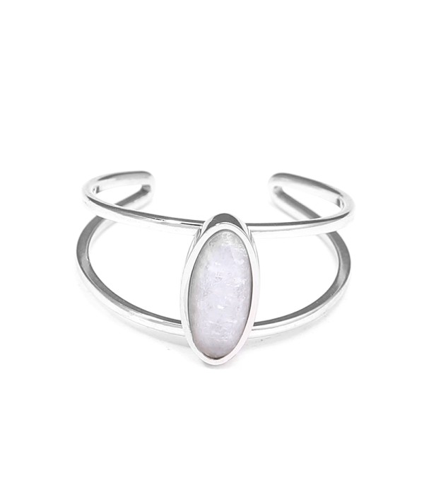 Anillo abierto plateado con piedra ovalada puntiaguda