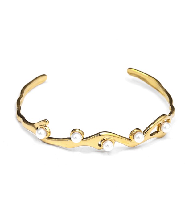 Pulsera rígida dorada con líneas onduladas