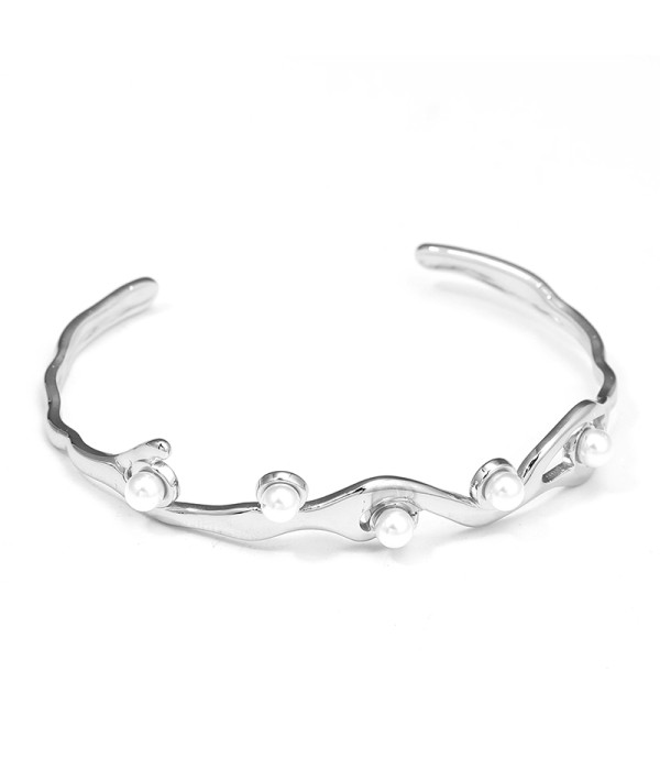 Pulsera rígida plateada con líneas onduladas