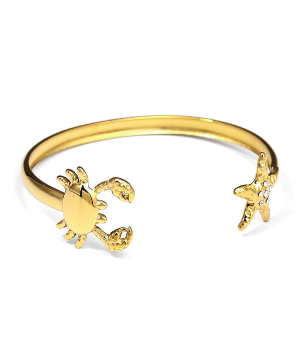 Pulsera rígida dorada con cangrejo y estrella de mar