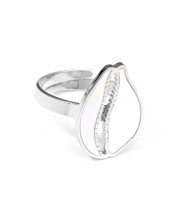 Anillo con diseño de concha cauri calada