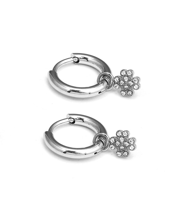 Pendientes de aros plateados con colgante trébol de circonitas