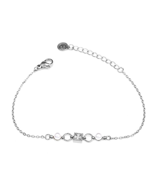 Pulsera con perlas y detalle geométrico