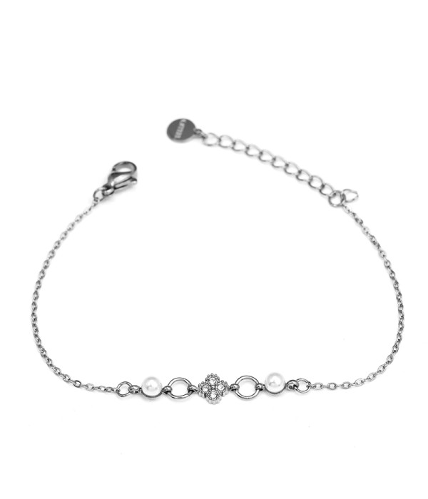 Pulsera con perlas y detalle de trébol