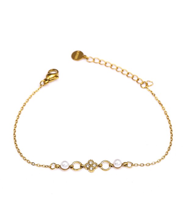 Pulsera con perlas y detalle de trébol