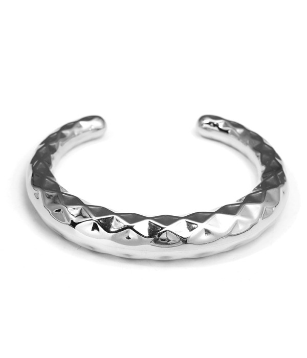 Pulsera rígida plateada con textura geométrica