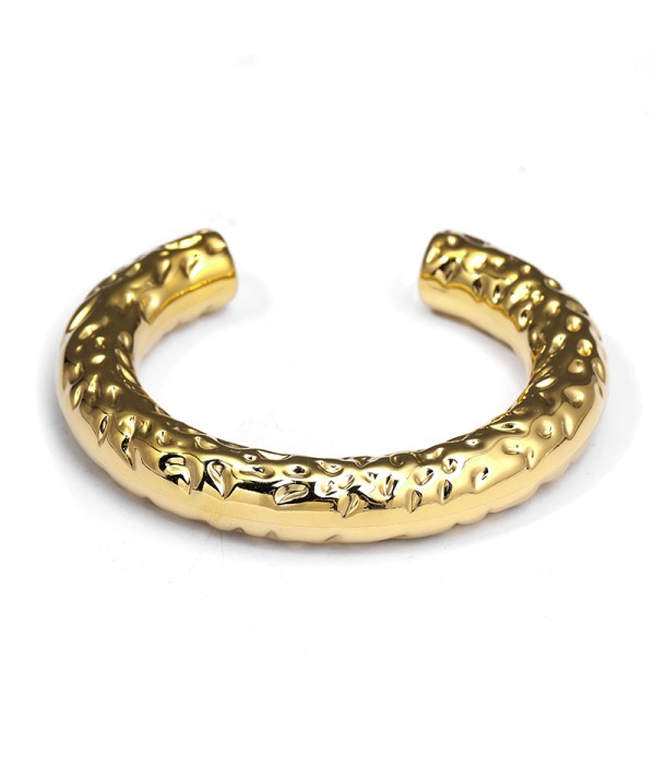Pulsera rígida dorada con textura martillada