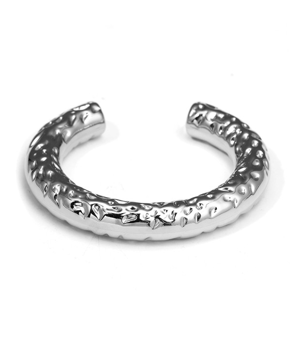 Pulsera rígida plateada con textura martillada