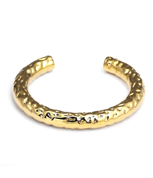 Pulsera rígida dorada con textura martillada