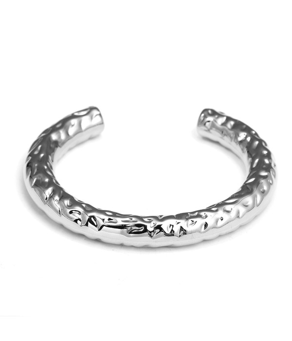 Pulsera rígida plateada con textura martillada