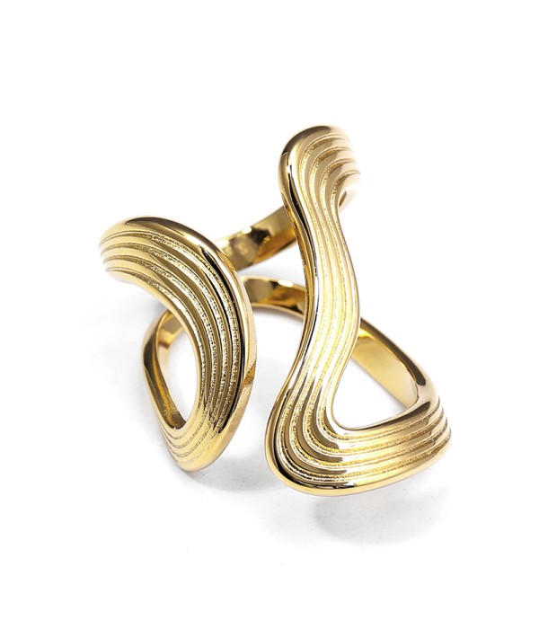Anillo dorado con diseño de ondas grabadas