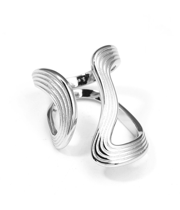 Anillo plateado con diseño de ondas grabadas
