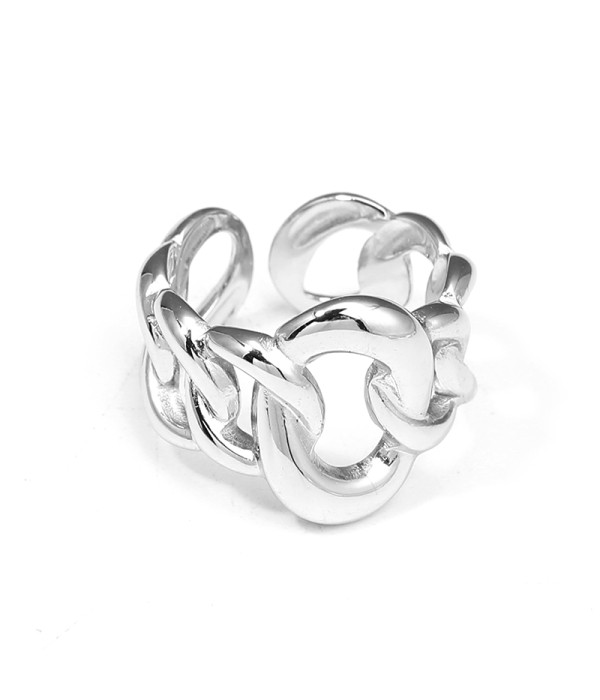 Anillo plateado de eslabones entrelazados