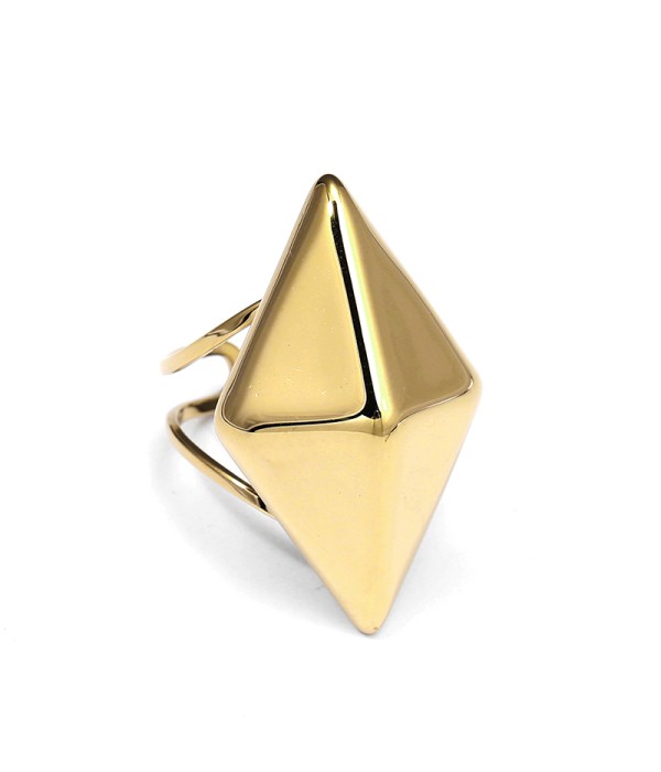 Anillo dorado con diseño geométrico piramidal