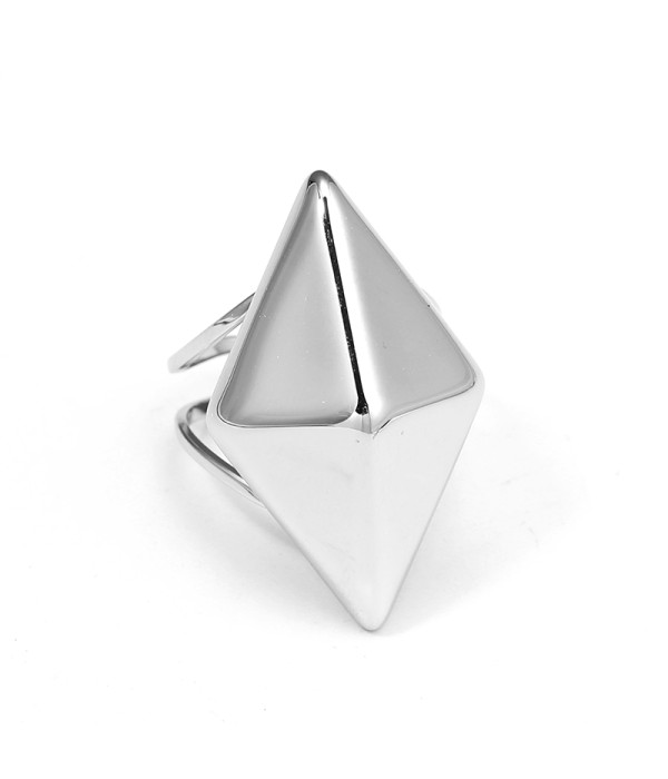 Anillo dorado con diseño geométrico piramidal