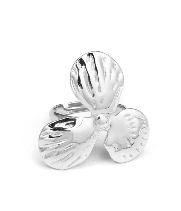 Anillo plateado con forma de hélice marina