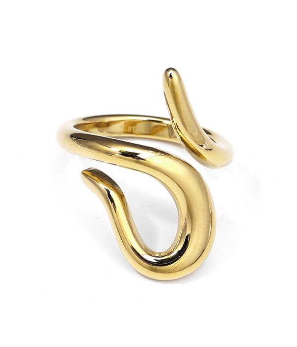 Anillo dorado con forma curva orgánica