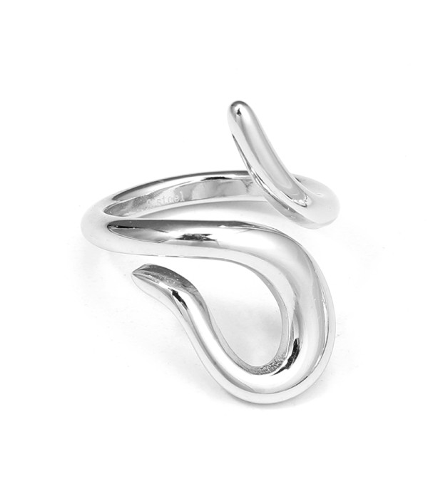 Anillo plateado con forma curva orgánica