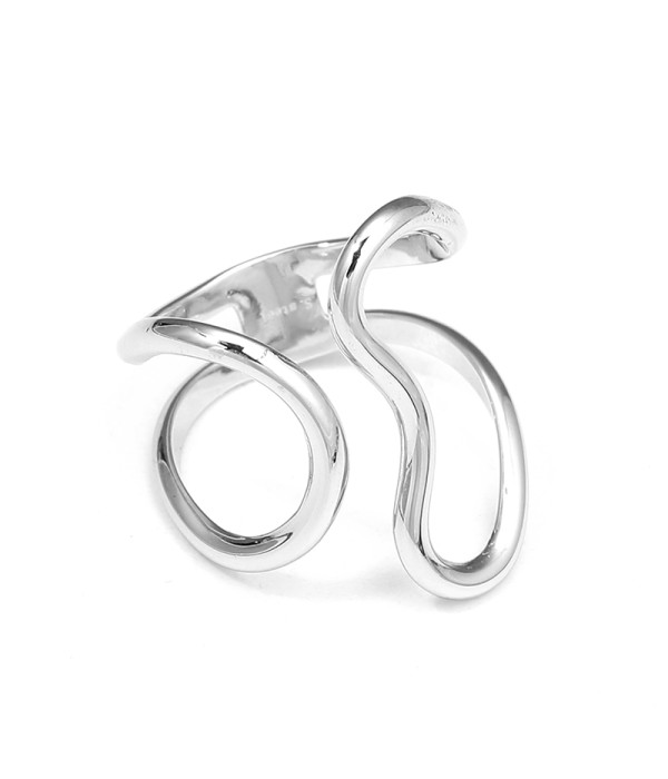 Anillo plateado con diseño de ondas abiertas