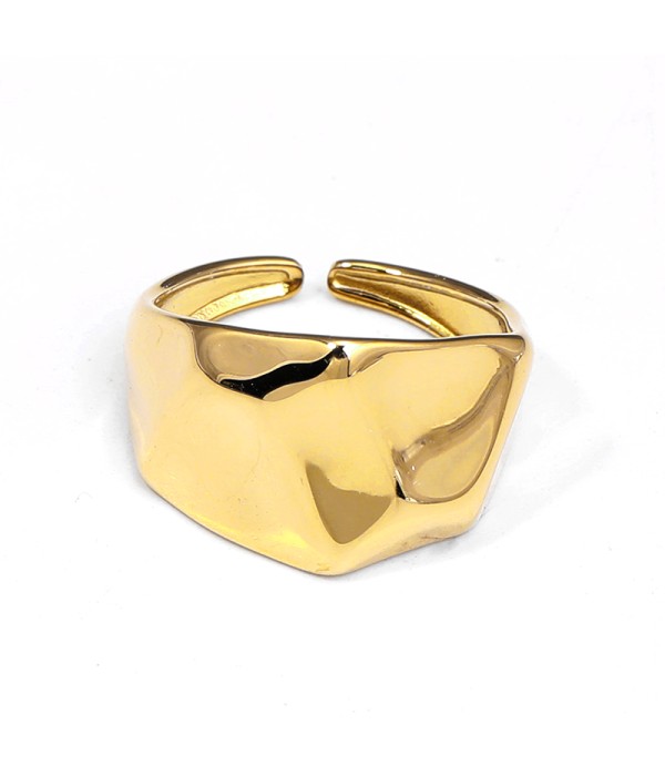 Anillo dorado con superficie irregular pulida