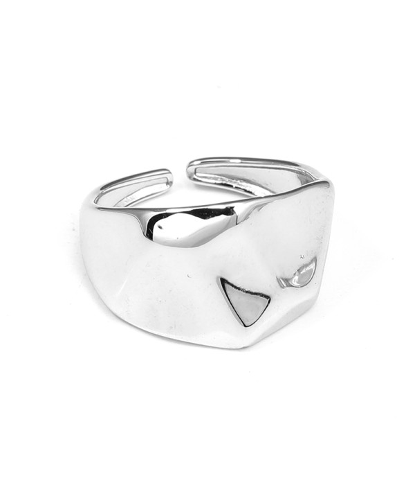 Anillo plateado con superficie irregular pulida