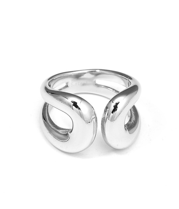 Anillo plateado abierto con diseño curvo simétrico