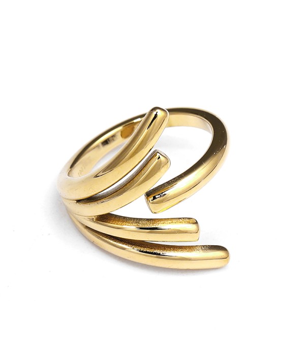 Anillo dorado con diseño de múltiples curvas envolventes